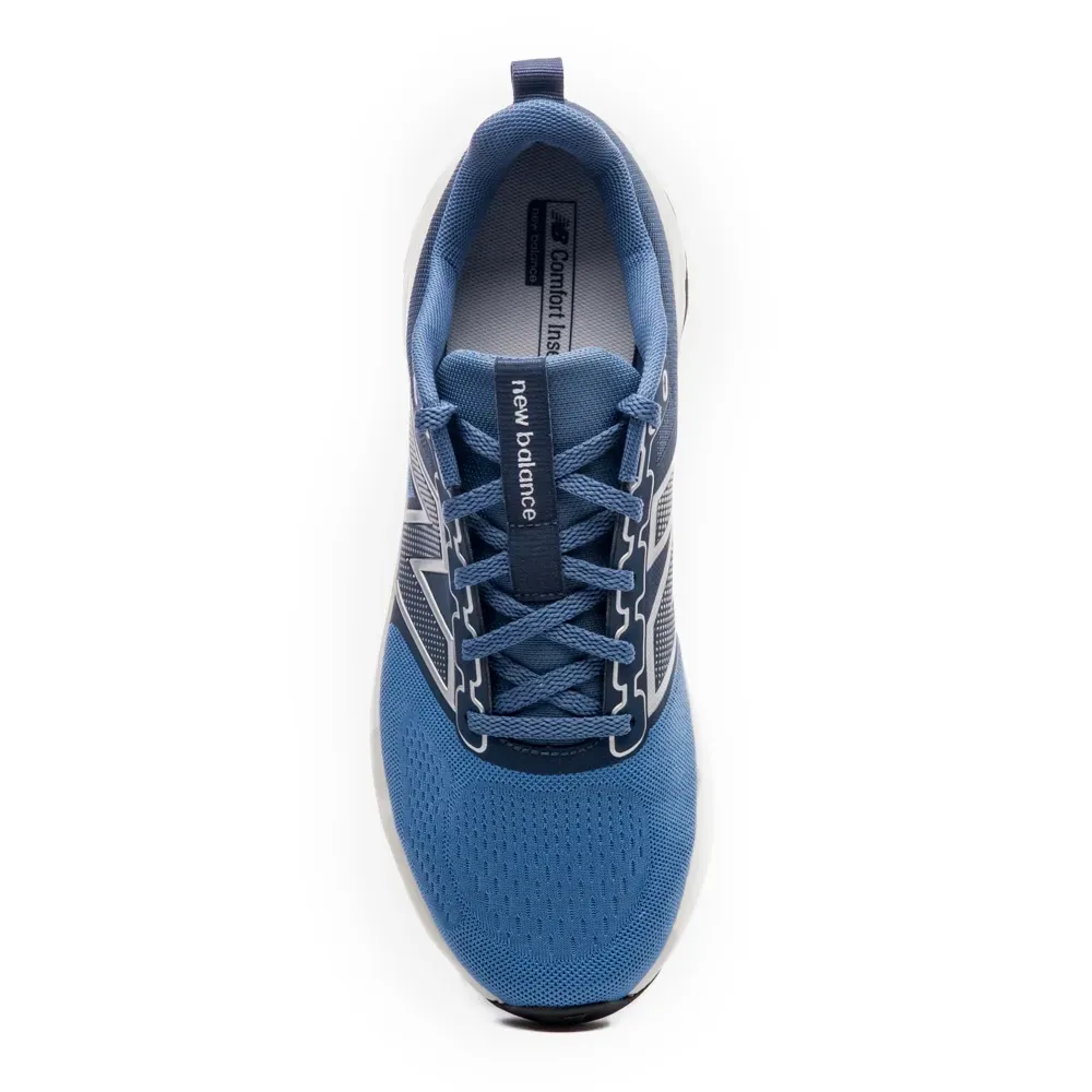 Tênis New Balance masculino azul escuro visto de lado com detalhes em mesh
